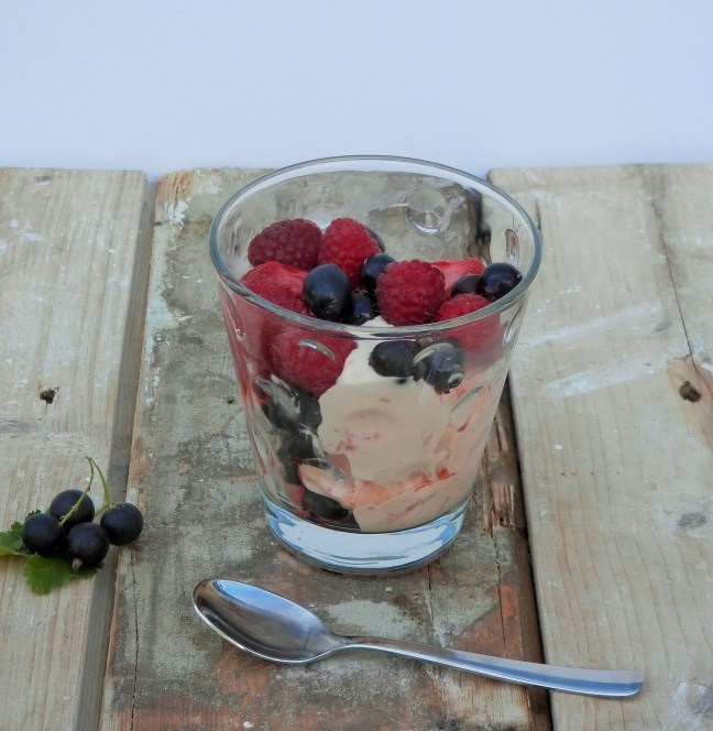 Zelf ijs maken van aardbeien uit de moestuin